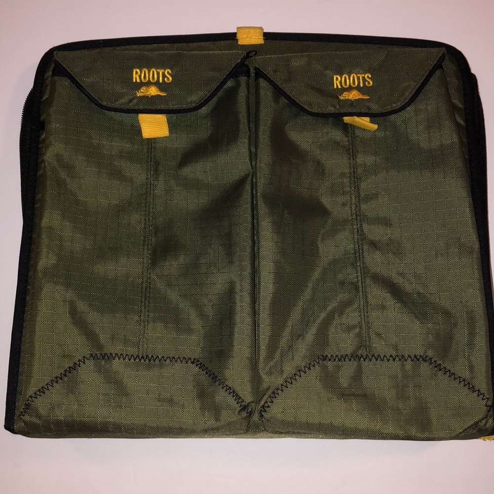 Roots Canada zip up portfolio binder organizer